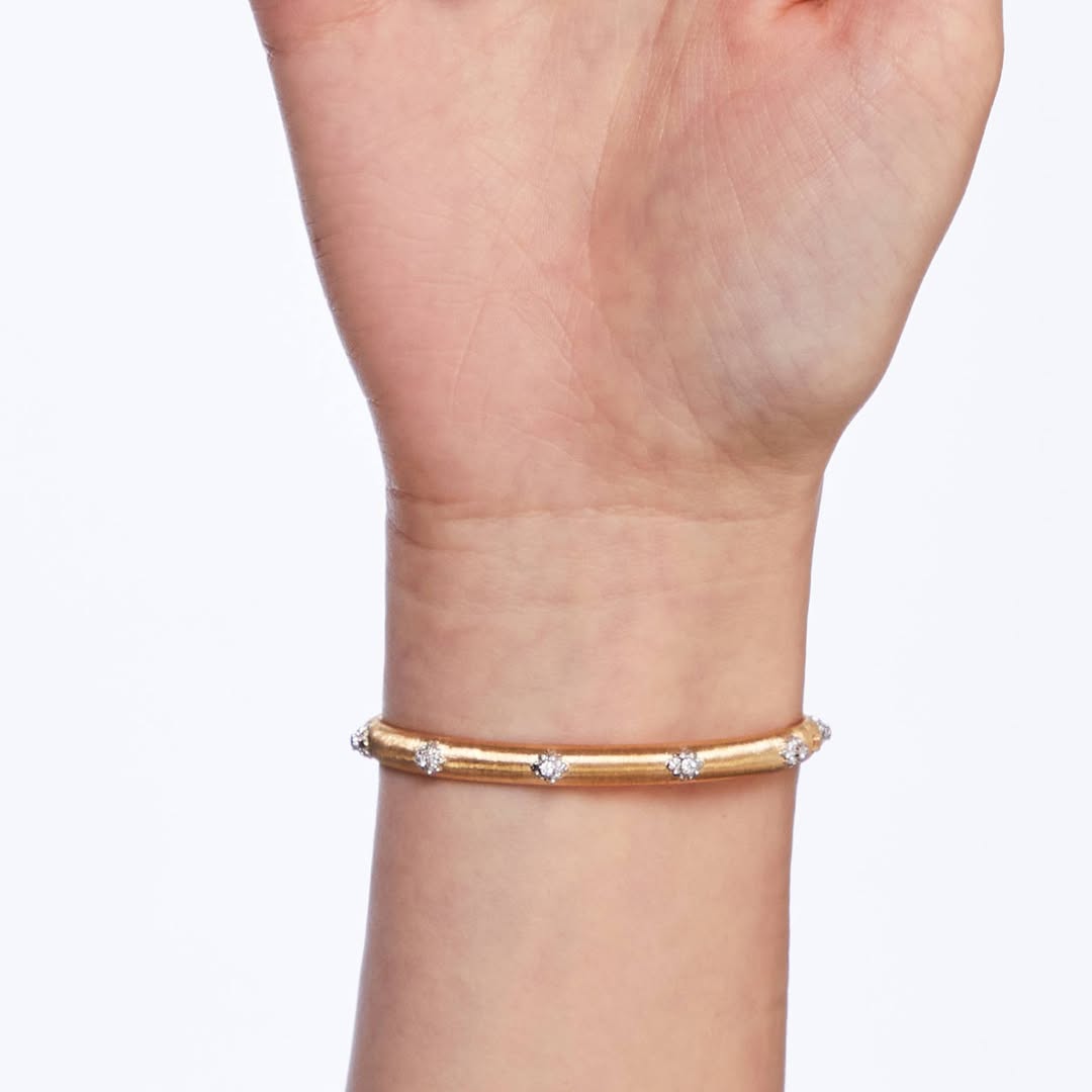 The beauty of simplicity- the new Macri Bombé bracelet in yellow gold and diamonds will become y